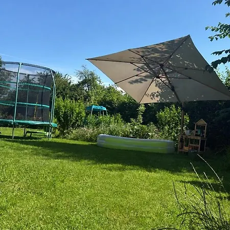Idyllisches Kleines Mit Tollem Garten
